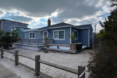 Image de Cozy 4-bedroom House. Ocean Block