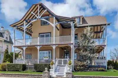Image de Victorian Charm Contemporary Living