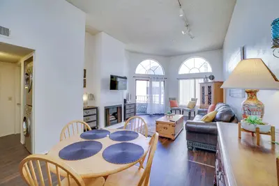 Image de 1 Mi to the Ocean: Long Beach Condo w/ Pool Access
