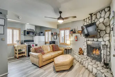 Image de Cozy Cabin w/ Deck - 2 Mi to Bear Mountain Resort!