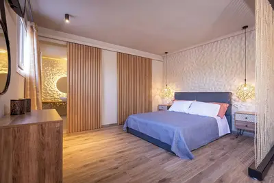 Image de Sandy Suite | Jacuzzi | 10min Walk to Ipsos Beach