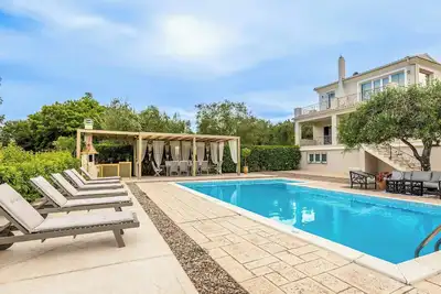 Image de Villa Crystal - Cinq Chambres Villa, Couchages 11