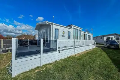 Image de Beautiful 6 berth caravan with decking at Dovercourt Park, Essex ref 44009g