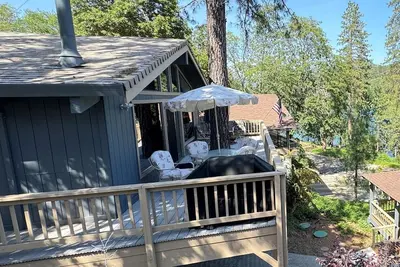 Image de Lakeview, Pool Table, Hot Tub, Marina, Sleeps 10 - Shasta Lakeshore Retreat #15