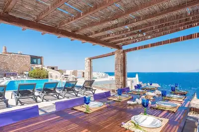 Image de Stylish Cycladic Apartment with Amazing Sea/Sunset Views - A/C, Communal Terrace & Salt-Water Pool!