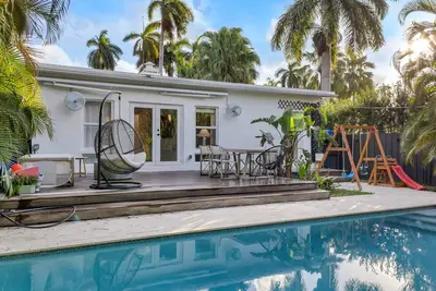 Image de Poolside Paradise: 3br w Pool and Mini Playground!