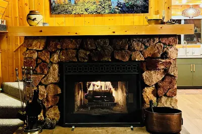 Image de Cheerful Couples Get-Away Cabin at 8, 500 Feet