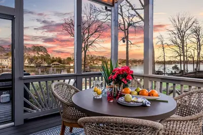 Image de Charming 3 Br, Lakefront House on Lake Norman with Dock and Pier Bar