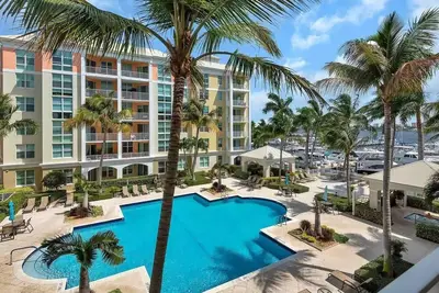 Luxurious Resort Style 2\/2 Condo in charming Lantana.