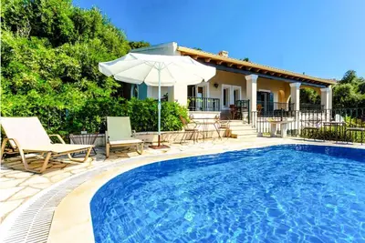 Villa 'Elpida' avec vue sur la mer, Wi-Fi et climatisation