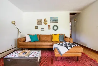 Vintage charm with modern conveniences on the water in Saugerties, Ny!