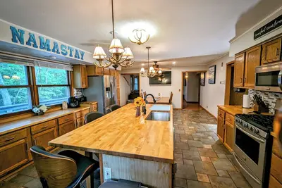 Image de NamaStay! Peaceful Lake House w/ 5 bedrooms, large yard, WiFi & Large kitchen