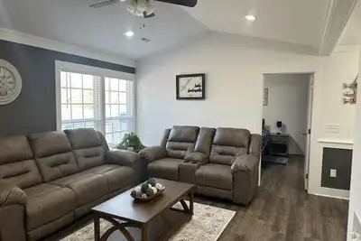 Image de Cozy family retreat with great parking for multiple boats and vehicles!
