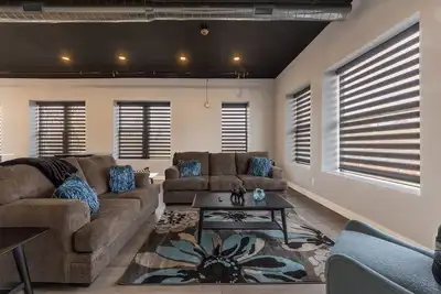 Image de Downtown luxury loft, within 10 minutes to beaches and wineries