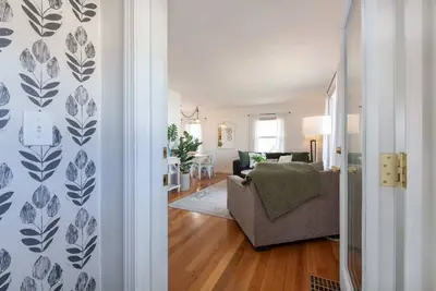Image de Sunlit Scandi House - Large Yard, Great Location!