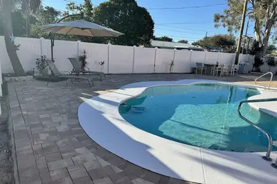 Image de 3-bedroom house in St. Petersburg. 8 minutes away to Madeira and St Pete Beach