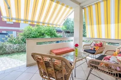 Image de Appartement de deux chambres avec la terrasse Baska, Krk (A-22418-a)