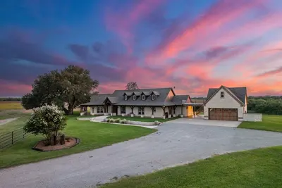 Image de Texas River Ranch-518 Acres; 2 Homes, Sleeps 21; +/- 3 Miles of River Frontage