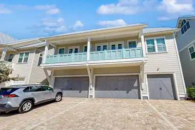Image de Sunny townhome with pool access, gourmet kitchen, smart TVs, & W\/D