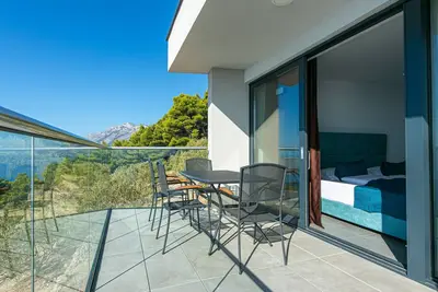 Image de Appartement d'une chambre avec la terrasse et la vue sur le mer Brela, Makarska (A-20229-b)