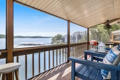 Image de Lakefront top-floor condo with grill, screened-in balcony, pool, fireplace, W/D