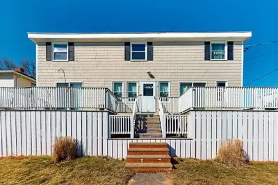 Image de Dog-friendly, spacious coastal retreat with large deck & W\/D - walk to beaches