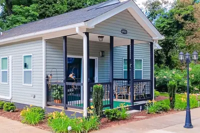 Image de Stylish & private guesthouse with sunny patio, central Ac, & W/D - with pool