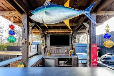 Image de Ideally located home with enclosed yard, tiki bar, grill, smoker, & smart TVs