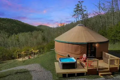 Image de Modern Yurt w River Access, Hot Tub, WiFi & Grill
