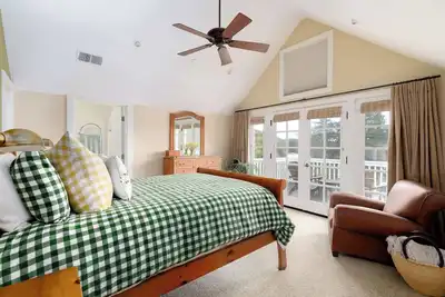Image de Charming, Spacious, Furnished Rental With Large & Verdant Grounds