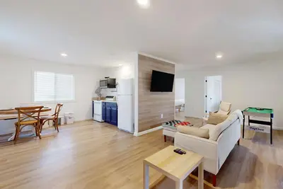 Image de Updated tree-lined cabin with mountain view, and screened-in deck.