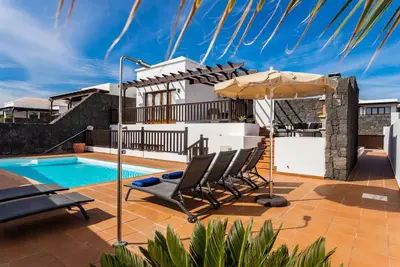 Image de Stunning, interior designed, 4 bedrooms, close to Flamingo Beach, heated pool