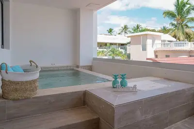 Image de Incredibly Beautiful condo just steps to the beach