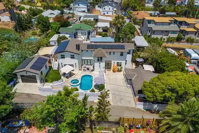 Image de Seaside Splendor: Spacious Coastal Home with Pool