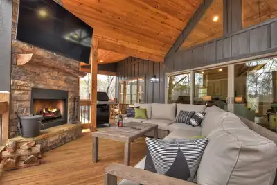 Image de Indulge in serenity at A Great Escape: stunning cabin rental with hot tub, outdoor fireplace, and secluded ambiance