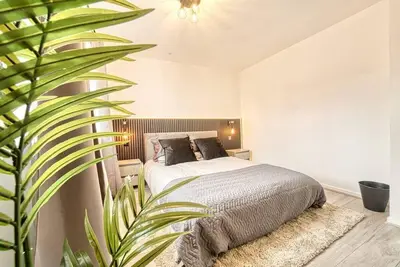 Image de Chic 1br Apartment ✨ Parking | Netflix | Near M6 🏡