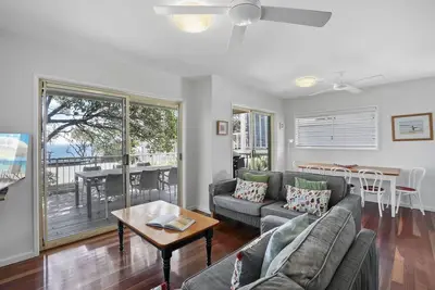 Image de Comfortable unit within a short stroll of Cylinder and Deadmans Beaches. . . .