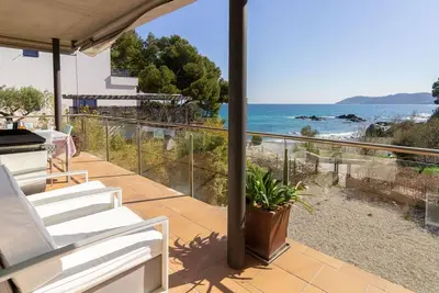 Image de Appartement de Luxe en Front de Mer avec 3 Chambres et Terrasse à Llançà