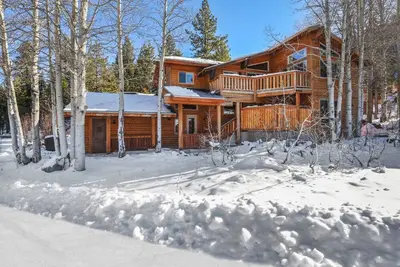 Image de Alpine Chalet – Nature Lovers Rejoice! Chic 4 Bdr Minutes to Skiing, Lake Tahoe