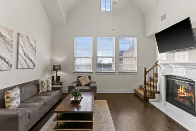 Image de Beautiful Executive Townhome superb location 3br 3. 5bth in peaceful Lewisville