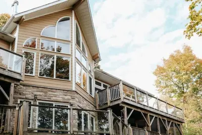 Image de 5 bedroom Muskoka Lakeside Getaway