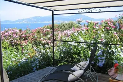 Petite maison indépendante, vue mer, à 5min à pieds de la plage