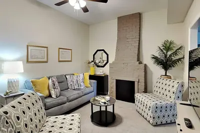 Image de Barnard Row 1406 | Victorian District + Allows Pets