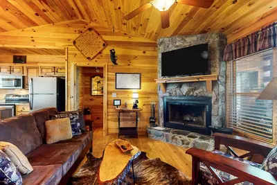 Image de Rustic dog-friendly cabin with deck, fireplace, grill, forest views, & streaming