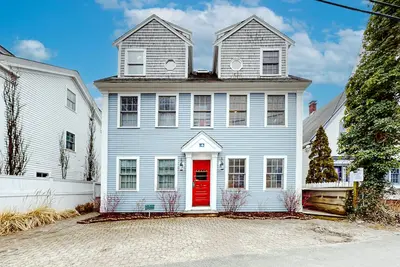 Image de Updated condo with ocean view, viewing deck, & private W/D