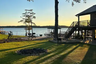 Image de Cozy 4-bedroom cabin with Ac and WiFi on Lake D'arbonne.