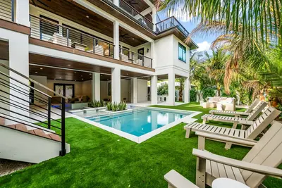 Image de Brand-new luxury home with sparkling Pool, Bikes, 2-minute walk to the beach!