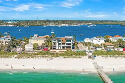 Image de Exquisite home with Rooftop Deck and Views of the Gulf! - Dream State
