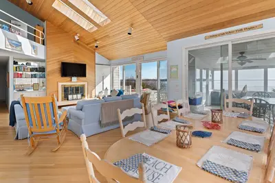Image de Idyllic waterfront oasis with private pool, beach access, game room, & bay views