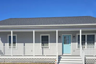 Image de A beautiful home located just a block away from the beach!
